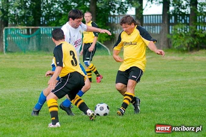 Zdjęcie w galerii na portalu naszraciborz.pl: Oldboje Chałupek obronili trofeum wiadomości z regionu