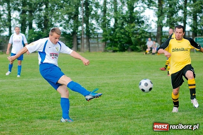 Zdjęcie w galerii na portalu naszraciborz.pl: Oldboje Chałupek obronili trofeum wiadomości z regionu