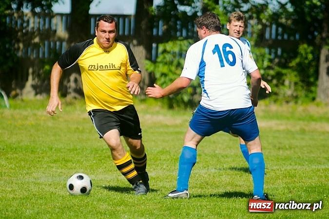 Zdjęcie w galerii na portalu naszraciborz.pl: Oldboje Chałupek obronili trofeum wiadomości z regionu