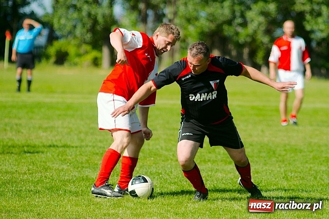 Zdjęcie w galerii na portalu naszraciborz.pl: Oldboje Chałupek obronili trofeum wiadomości z regionu