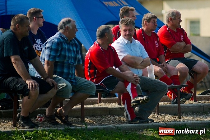 Zdjęcie w galerii na portalu naszraciborz.pl: Oldboje Chałupek obronili trofeum wiadomości z regionu