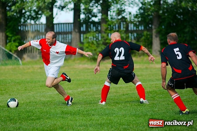 Zdjęcie w galerii na portalu naszraciborz.pl: Oldboje Chałupek obronili trofeum wiadomości z regionu