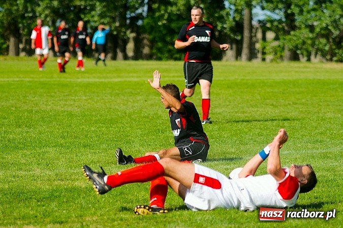Zdjęcie w galerii na portalu naszraciborz.pl: Oldboje Chałupek obronili trofeum wiadomości z regionu