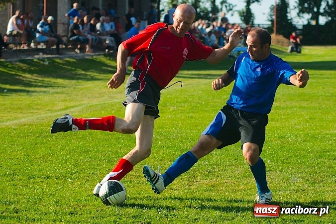 Zdjęcie w galerii na portalu naszraciborz.pl: Oldboje Chałupek obronili trofeum wiadomości z regionu