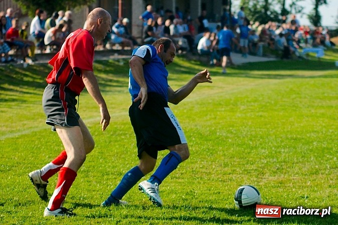 Zdjęcie w galerii na portalu naszraciborz.pl: Oldboje Chałupek obronili trofeum wiadomości z regionu