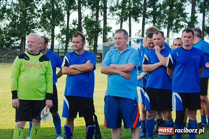 Zdjęcie w galerii na portalu naszraciborz.pl: Oldboje Chałupek obronili trofeum wiadomości z regionu