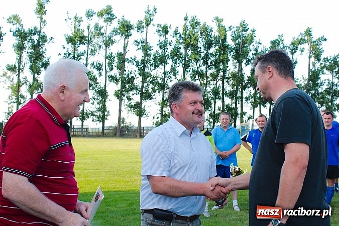 Zdjęcie w galerii na portalu naszraciborz.pl: Oldboje Chałupek obronili trofeum wiadomości z regionu