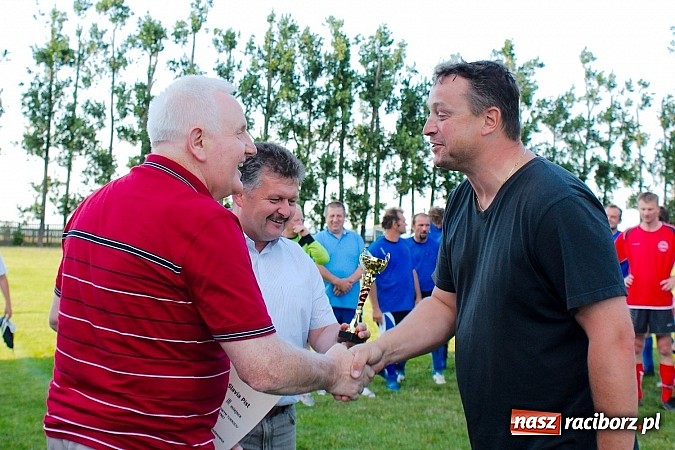 Zdjęcie w galerii na portalu naszraciborz.pl: Oldboje Chałupek obronili trofeum wiadomości z regionu