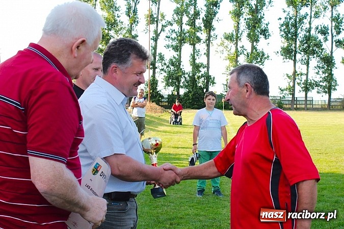 Zdjęcie w galerii na portalu naszraciborz.pl: Oldboje Chałupek obronili trofeum wiadomości z regionu