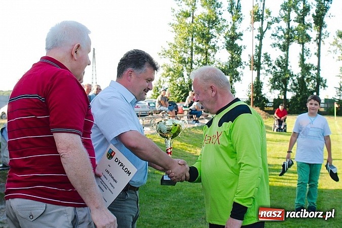 Zdjęcie w galerii na portalu naszraciborz.pl: Oldboje Chałupek obronili trofeum wiadomości z regionu