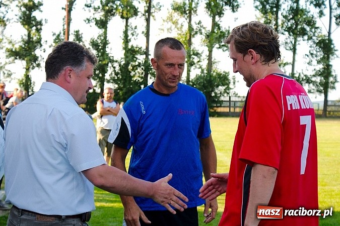 Zdjęcie w galerii na portalu naszraciborz.pl: Oldboje Chałupek obronili trofeum wiadomości z regionu