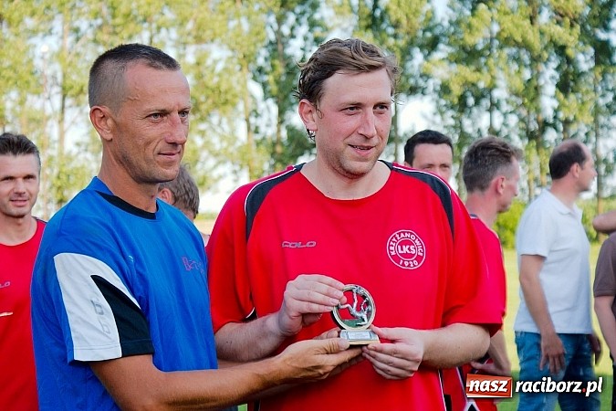 Zdjęcie w galerii na portalu naszraciborz.pl: Oldboje Chałupek obronili trofeum wiadomości z regionu