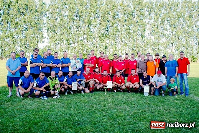 Zdjęcie w galerii na portalu naszraciborz.pl: Oldboje Chałupek obronili trofeum wiadomości z regionu