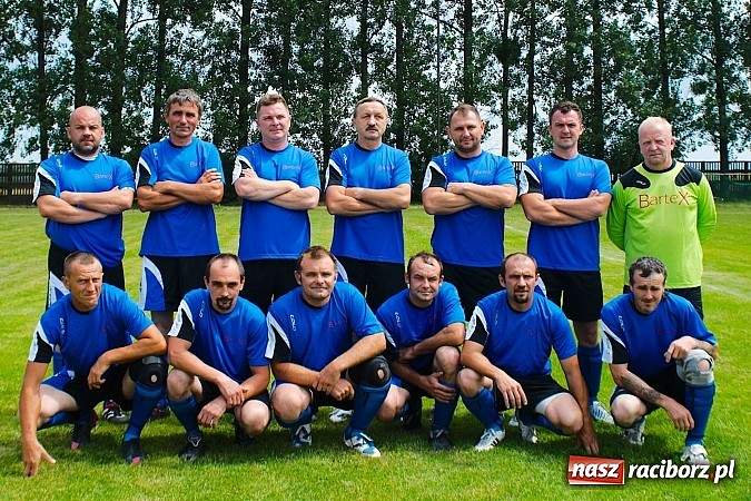 Zdjęcie w galerii na portalu naszraciborz.pl: Oldboje Chałupek obronili trofeum wiadomości z regionu