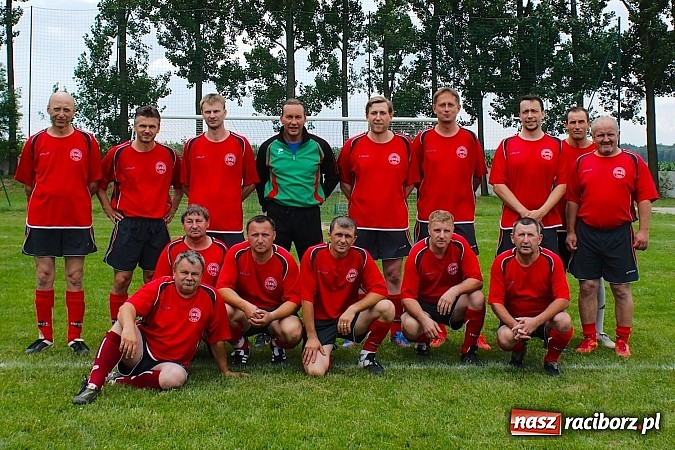 Zdjęcie w galerii na portalu naszraciborz.pl: Oldboje Chałupek obronili trofeum wiadomości z regionu