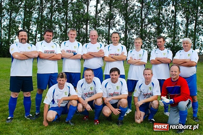 Zdjęcie w galerii na portalu naszraciborz.pl: Oldboje Chałupek obronili trofeum wiadomości z regionu