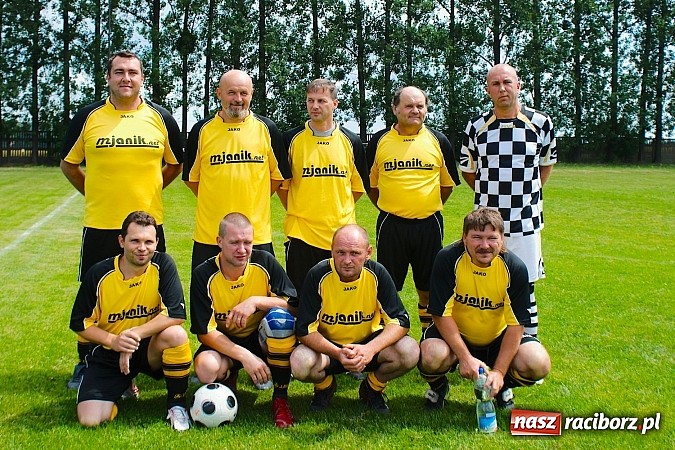 Zdjęcie w galerii na portalu naszraciborz.pl: Oldboje Chałupek obronili trofeum wiadomości z regionu