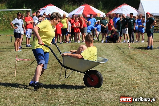 Zdjęcie w galerii na portalu naszraciborz.pl: Świetna zabawa na turnieju sołectw w Rzuchowie. Kornowac z pucharem wójta wiadomości z regionu