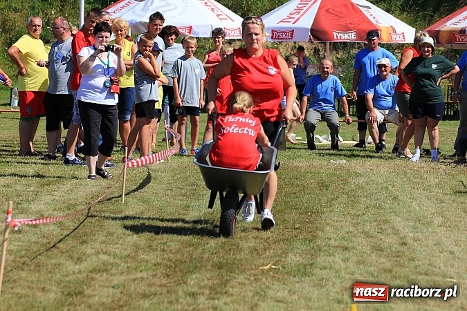 Zdjęcie w galerii na portalu naszraciborz.pl: Świetna zabawa na turnieju sołectw w Rzuchowie. Kornowac z pucharem wójta wiadomości z regionu