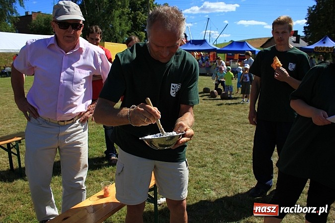 Zdjęcie w galerii na portalu naszraciborz.pl: Świetna zabawa na turnieju sołectw w Rzuchowie. Kornowac z pucharem wójta wiadomości z regionu