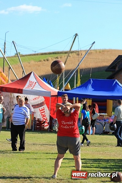 Zdjęcie w galerii na portalu naszraciborz.pl: Świetna zabawa na turnieju sołectw w Rzuchowie. Kornowac z pucharem wójta wiadomości z regionu
