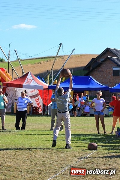 Zdjęcie w galerii na portalu naszraciborz.pl: Świetna zabawa na turnieju sołectw w Rzuchowie. Kornowac z pucharem wójta wiadomości z regionu