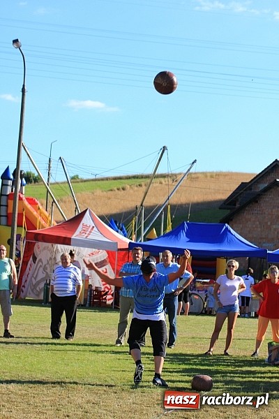 Zdjęcie w galerii na portalu naszraciborz.pl: Świetna zabawa na turnieju sołectw w Rzuchowie. Kornowac z pucharem wójta wiadomości z regionu