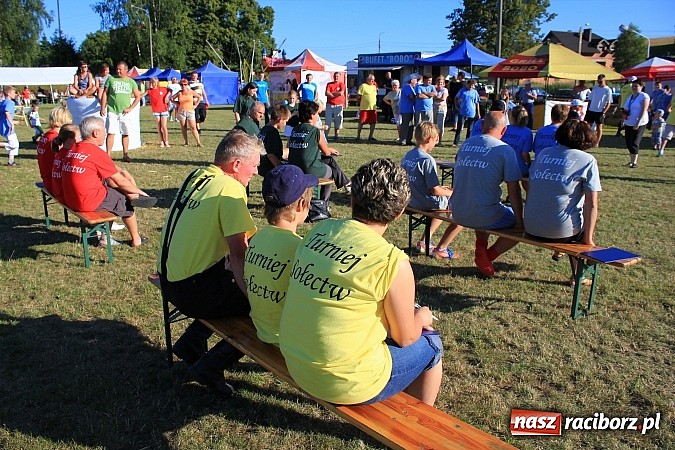 Zdjęcie w galerii na portalu naszraciborz.pl: Świetna zabawa na turnieju sołectw w Rzuchowie. Kornowac z pucharem wójta wiadomości z regionu