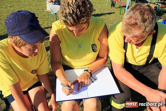 Zdjęcie w galerii na portalu naszraciborz.pl: Świetna zabawa na turnieju sołectw w Rzuchowie. Kornowac z pucharem wójta wiadomości z regionu