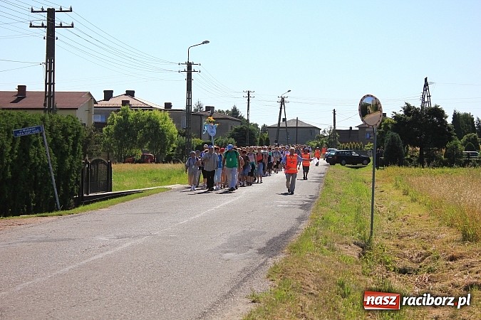 Zdjęcie w galerii na portalu naszraciborz.pl: Już 25. raz pielgrzymują na Jasną Górę wiadomości z regionu