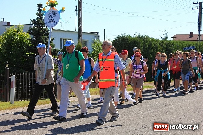 Zdjęcie w galerii na portalu naszraciborz.pl: Już 25. raz pielgrzymują na Jasną Górę wiadomości z regionu