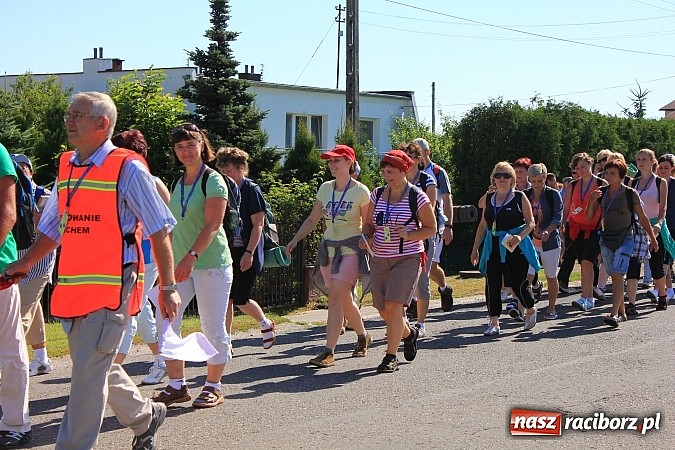 Zdjęcie w galerii na portalu naszraciborz.pl: Już 25. raz pielgrzymują na Jasną Górę wiadomości z regionu