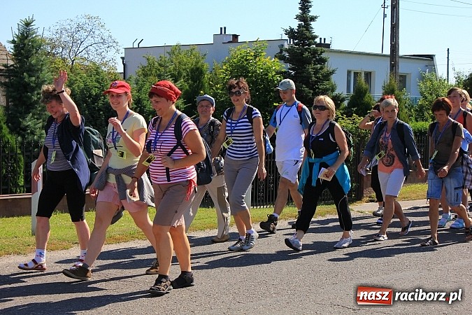 Zdjęcie w galerii na portalu naszraciborz.pl: Już 25. raz pielgrzymują na Jasną Górę wiadomości z regionu