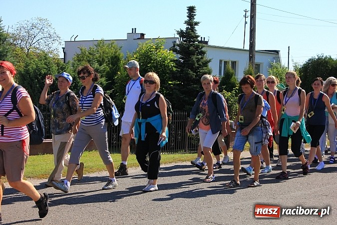 Zdjęcie w galerii na portalu naszraciborz.pl: Już 25. raz pielgrzymują na Jasną Górę wiadomości z regionu