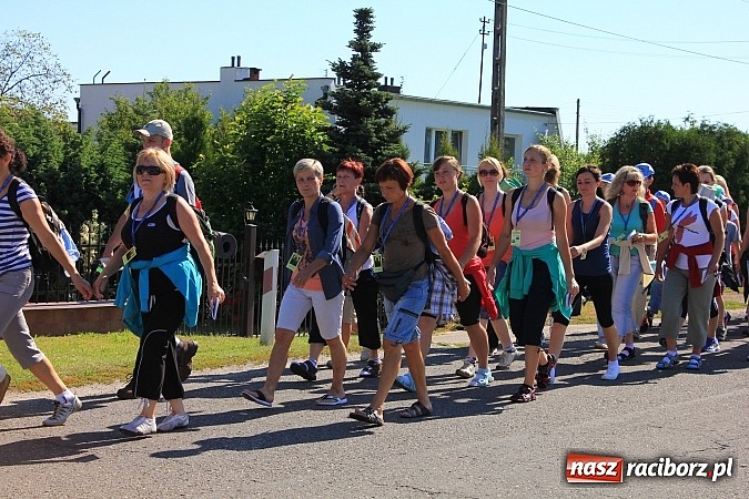Zdjęcie w galerii na portalu naszraciborz.pl: Już 25. raz pielgrzymują na Jasną Górę wiadomości z regionu