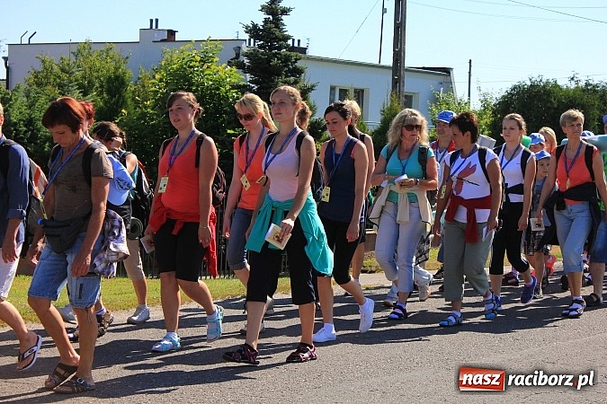 Zdjęcie w galerii na portalu naszraciborz.pl: Już 25. raz pielgrzymują na Jasną Górę wiadomości z regionu