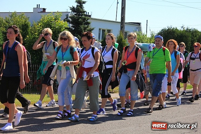 Zdjęcie w galerii na portalu naszraciborz.pl: Już 25. raz pielgrzymują na Jasną Górę wiadomości z regionu