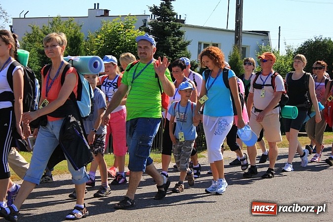 Zdjęcie w galerii na portalu naszraciborz.pl: Już 25. raz pielgrzymują na Jasną Górę wiadomości z regionu