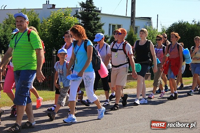 Zdjęcie w galerii na portalu naszraciborz.pl: Już 25. raz pielgrzymują na Jasną Górę wiadomości z regionu