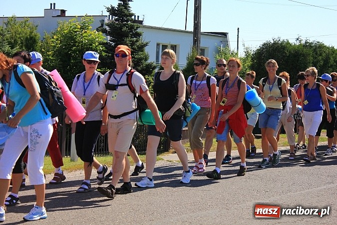 Zdjęcie w galerii na portalu naszraciborz.pl: Już 25. raz pielgrzymują na Jasną Górę wiadomości z regionu