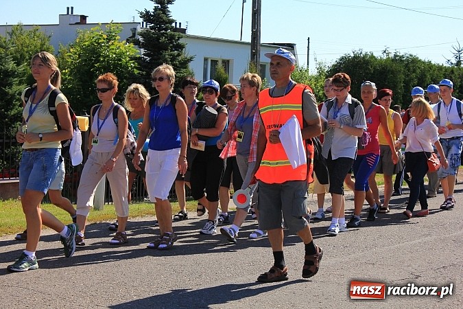 Zdjęcie w galerii na portalu naszraciborz.pl: Już 25. raz pielgrzymują na Jasną Górę wiadomości z regionu