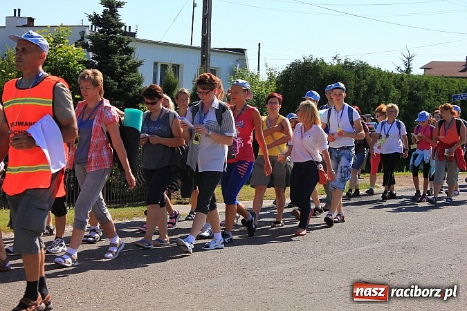 Zdjęcie w galerii na portalu naszraciborz.pl: Już 25. raz pielgrzymują na Jasną Górę wiadomości z regionu