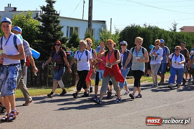 Zdjęcie w galerii na portalu naszraciborz.pl: Już 25. raz pielgrzymują na Jasną Górę wiadomości z regionu