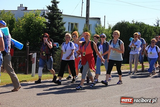 Zdjęcie w galerii na portalu naszraciborz.pl: Już 25. raz pielgrzymują na Jasną Górę wiadomości z regionu