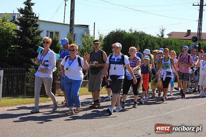 Zdjęcie w galerii na portalu naszraciborz.pl: Już 25. raz pielgrzymują na Jasną Górę wiadomości z regionu