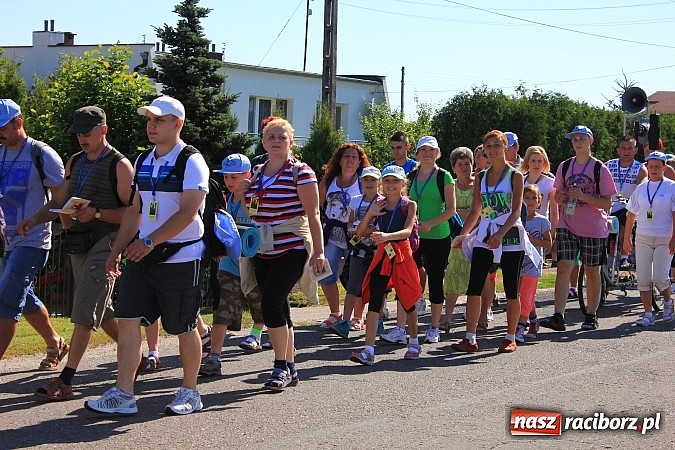 Zdjęcie w galerii na portalu naszraciborz.pl: Już 25. raz pielgrzymują na Jasną Górę wiadomości z regionu