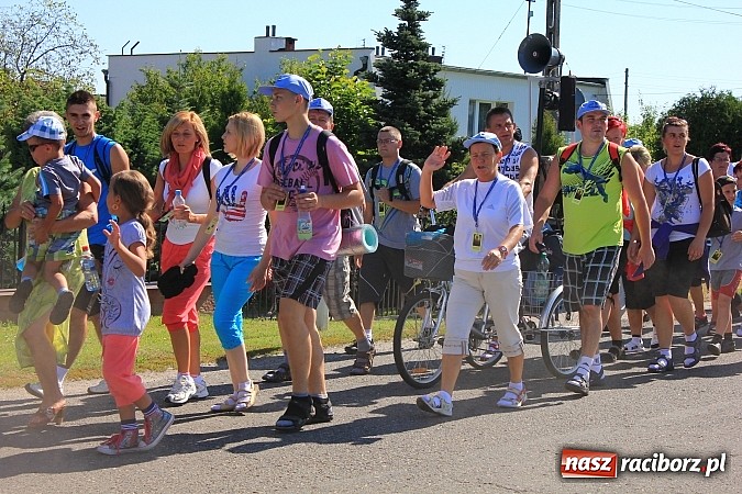 Zdjęcie w galerii na portalu naszraciborz.pl: Już 25. raz pielgrzymują na Jasną Górę wiadomości z regionu
