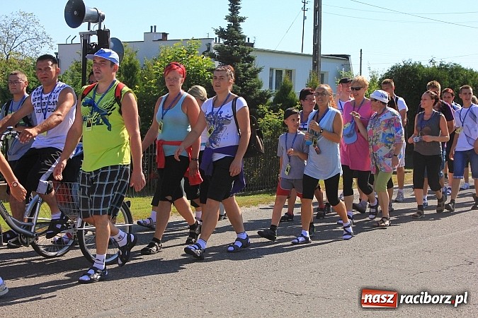 Zdjęcie w galerii na portalu naszraciborz.pl: Już 25. raz pielgrzymują na Jasną Górę wiadomości z regionu