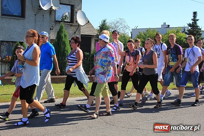 Zdjęcie w galerii na portalu naszraciborz.pl: Już 25. raz pielgrzymują na Jasną Górę wiadomości z regionu