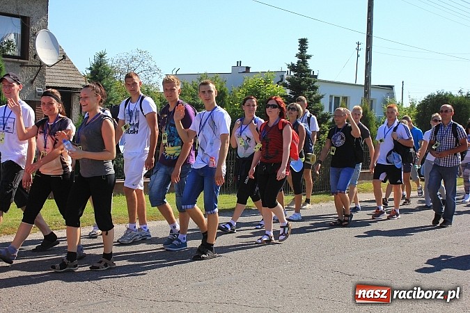 Zdjęcie w galerii na portalu naszraciborz.pl: Już 25. raz pielgrzymują na Jasną Górę wiadomości z regionu